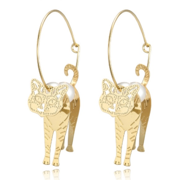 Jewelry - Host pick 🎊🎊 cat pendent hoop earrings